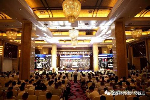 江西財大EMBA總裁班多名學員榮獲改革開放40年南康家具榜樣人物