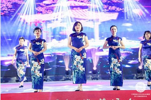 回顧—總裁70班節(jié)目《旗袍秀》 ——江西財(cái)經(jīng)大學(xué)EMBA總裁班第十四屆新春年會193.jpg