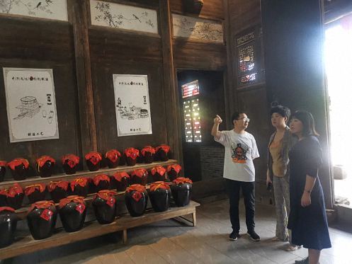 清心總遇高朋聚，巖韻多遇雅士來 ——記走訪江財總裁53班段巖同學企業余干縣金茂置業發展有限公司576.jpg